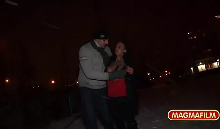 نشستن بر روی دوچرخه و سکس با جوراب مامان اتوبوس.